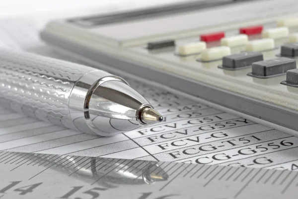 Tablo, kalem ve hesap makinesi ile iş arka