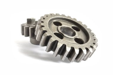 beyaz zemin üzerine iki metal Dişliler