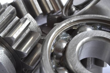 Beyaz arka planda dişliler ve yönler