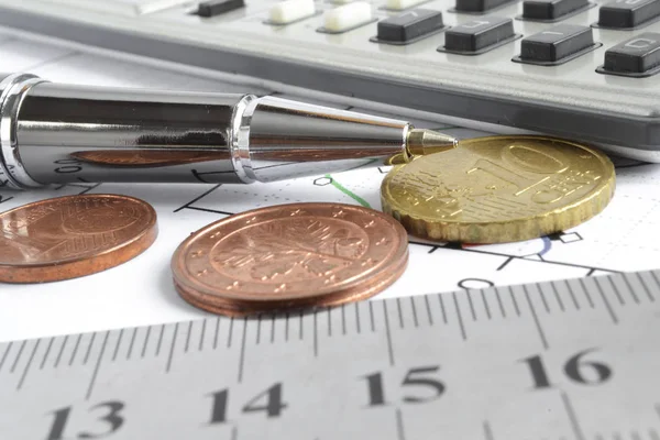 Para, hesap makinesi, cetvel, grafik ve kalem ile finansal arka plan