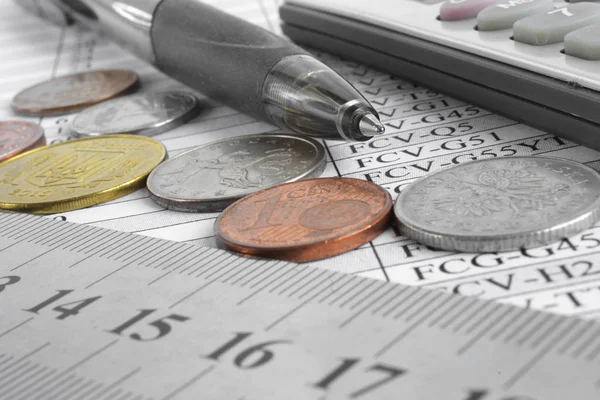 Финансовый фон с деньгами, калькулятор, стол и ручка — стоковое фото
