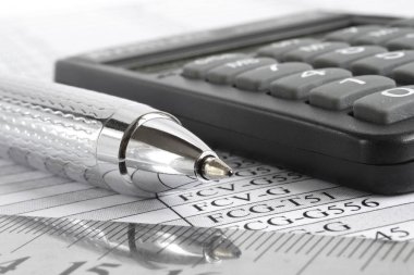 Tablo, kalem ve hesap makinesi ile iş arka.