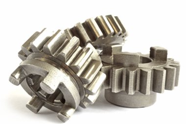 beyaz zemin üzerinde üç metal Dişliler.