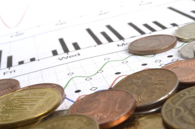 Farklı sikke ve grafik ile finansal arka plan.