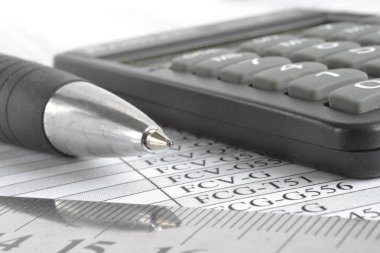 Tablo, kalem ve hesap makinesi ile iş arka.