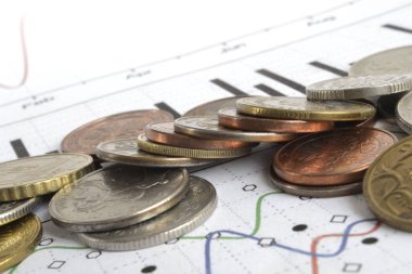Farklı sikke ve grafik ile finansal arka plan.