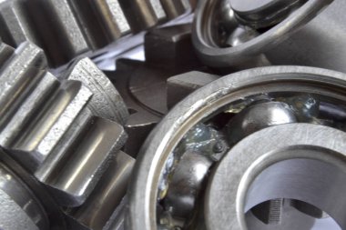 Beyaz arka planda dişliler ve yönler.