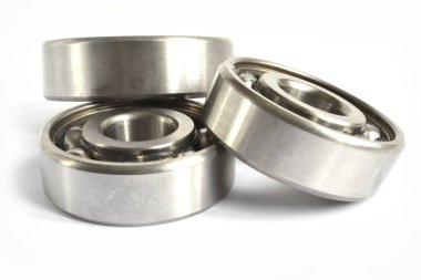 Beyaz zemin üzerinde üç yatakları.