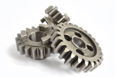 beyaz zemin üzerinde üç metal Dişliler.