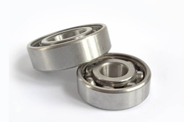 Beyaz arka plan üzerinde iki yatakları.