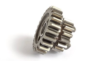 beyaz zemin üzerine iki metal Dişliler.