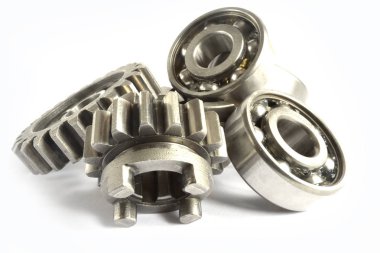 Beyaz arka planda dişliler ve yönler.