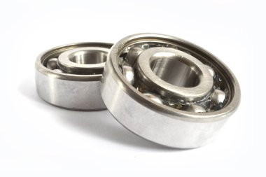 Beyaz arka plan üzerinde iki yatakları.