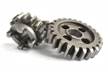 beyaz zemin üzerinde üç metal Dişliler.