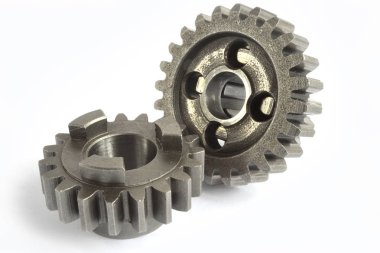 beyaz zemin üzerinde üç metal Dişliler.