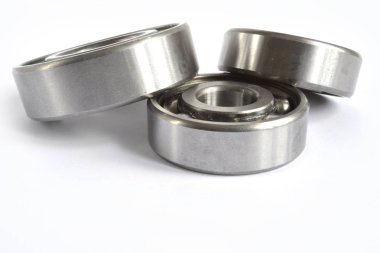 Beyaz zemin üzerinde üç yatakları.