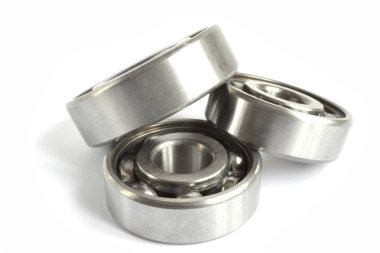 Beyaz zemin üzerinde üç yatakları.