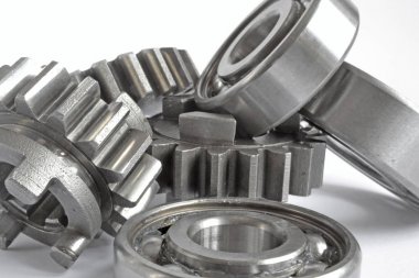 Beyaz arka planda dişliler ve yönler