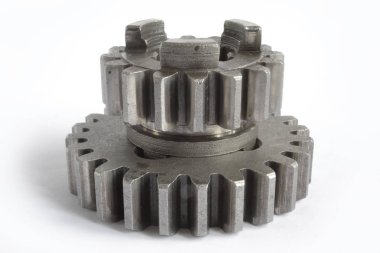 beyaz zemin üzerine iki metal Dişliler