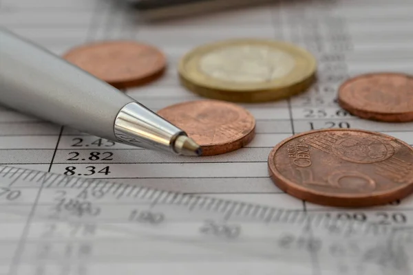 Finanzielle Hintergründe mit Geld, Taschenrechner, Lineal, Tisch und Stift — Stockfoto