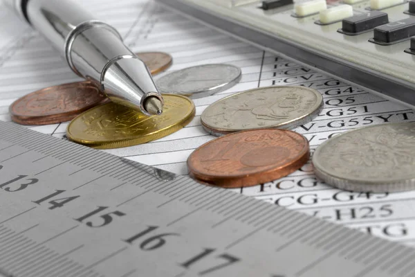 Contexte financier avec argent, calculatrice, table et stylo — Photo