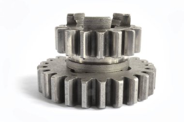 beyaz zemin üzerine iki metal Dişliler.