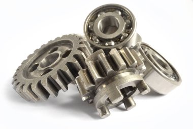 Beyaz arka planda dişliler ve yönler.