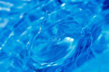 Damla, arka plan ile su yüzeyi.