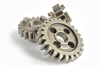 beyaz zemin üzerinde üç metal Dişliler.