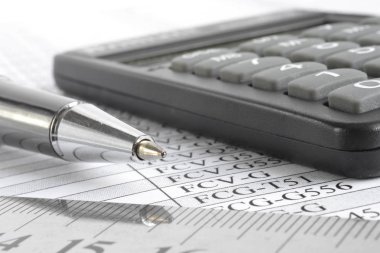 Tablo, kalem ve hesap makinesi ile iş arka.