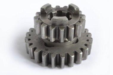 beyaz zemin üzerine iki metal Dişliler.