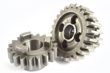 beyaz zemin üzerine iki metal Dişliler