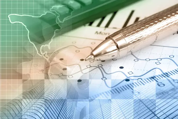 Финансовый фон с картой, калькулятором, графиком и ручкой — стоковое фото