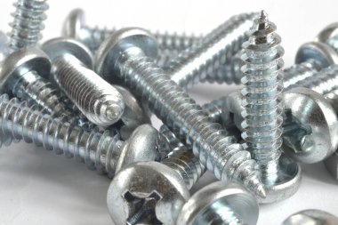 Beyaz arkaplanda vidalar