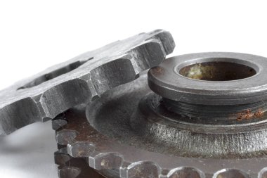 beyaz zemin üzerine iki metal Dişliler