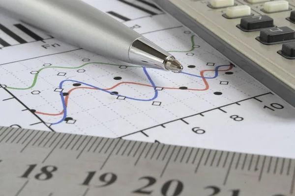 Tło biznesowe z wykresem, linijką, długopisem i kalkulatorem — Zdjęcie stockowe