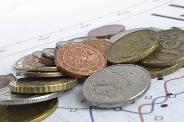 Фінансовий фон з різними монетами та графіком — стокове фото