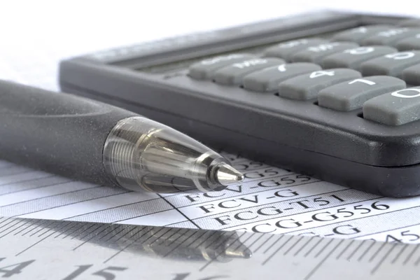 Zakelijke achtergrond met tafel, pen en rekenmachine — Stockfoto