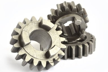 beyaz zemin üzerinde üç metal Dişliler