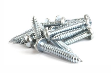 Beyaz arkaplanda vidalar.