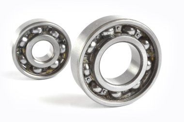 Beyaz arka plan üzerinde iki yatakları.