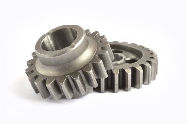 beyaz zemin üzerine iki metal Dişliler.