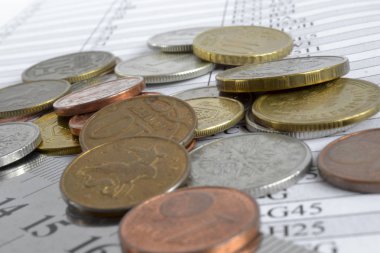 Farklı sikke ve tablo ile finansal arka plan.