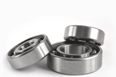 Beyaz zemin üzerinde üç yatakları.