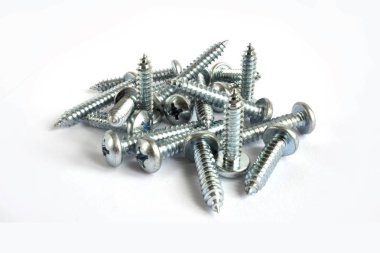 Beyaz arkaplanda vidalar.