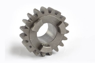 Beyaz zemin üzerinde bir metal dişli.