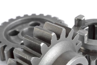 beyaz zemin üzerinde üç metal Dişliler.