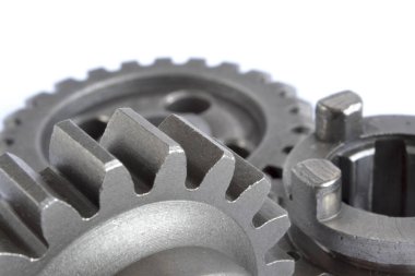 beyaz zemin üzerinde üç metal Dişliler.