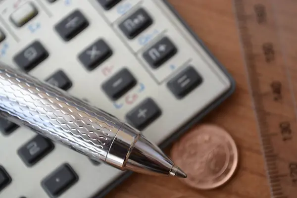 Fondo Financiero Con Dinero Calculadora Regla Pluma — Foto de Stock