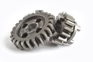 beyaz zemin üzerinde üç metal Dişliler.